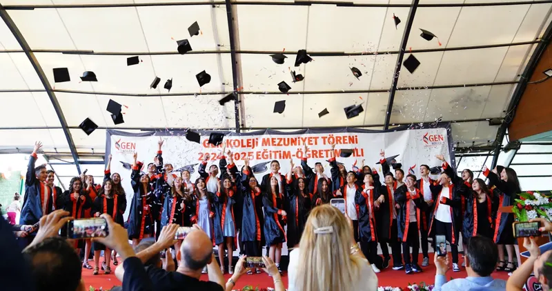 Mezuniyet töreninde keplerini havaya atan öğrenciler