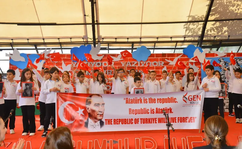 Atatürk pankartı önünde Cumhuriyet Bayramı gösterisi yapan öğrenciler