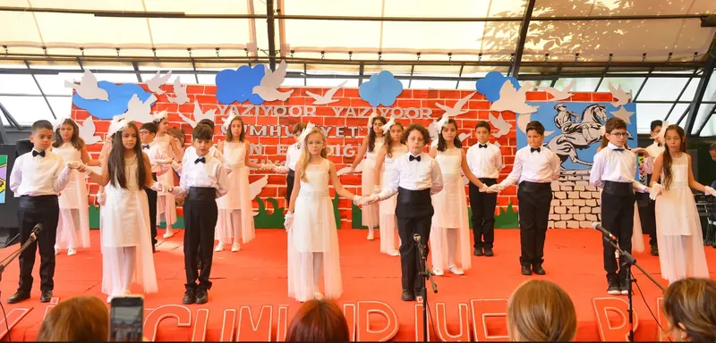 29 Ekim Cumhuriyet Bayramı töreninde beyaz kıyafetli öğrencilerin gösterisi