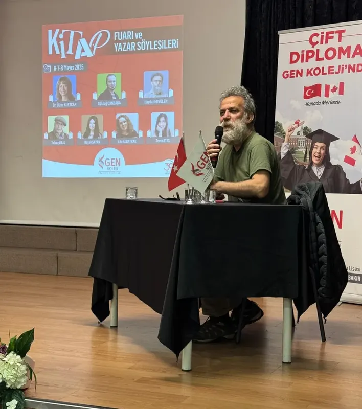 Kitap fuarı kapsamında salonda gerçekleşen yazar söyleşisi