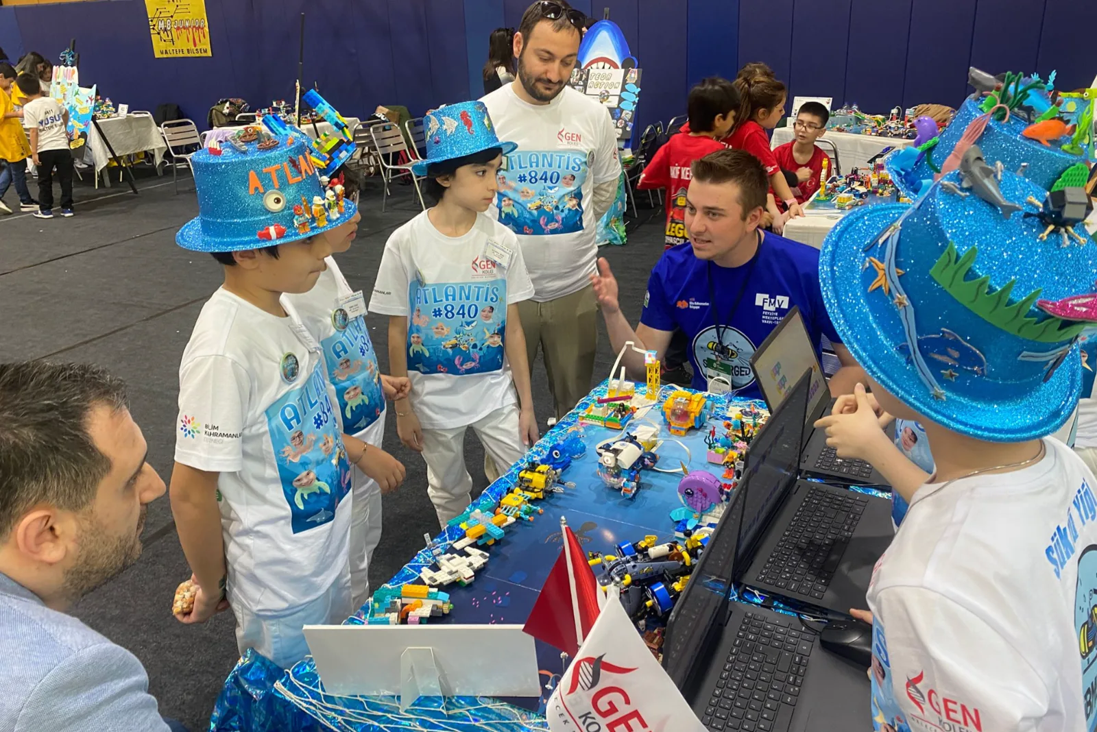 FIRST LEGO League turnuvasında robotlarını masa başında hazırlayan GEN Koleji öğrencileri
