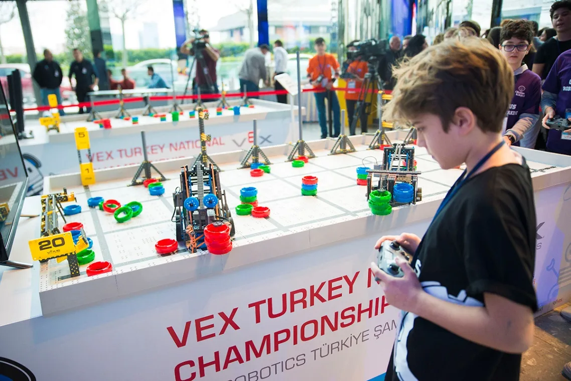 VEX Robotics Türkiye Şampiyonası'nda kumandayla robot süren GEN Koleji öğrencisi