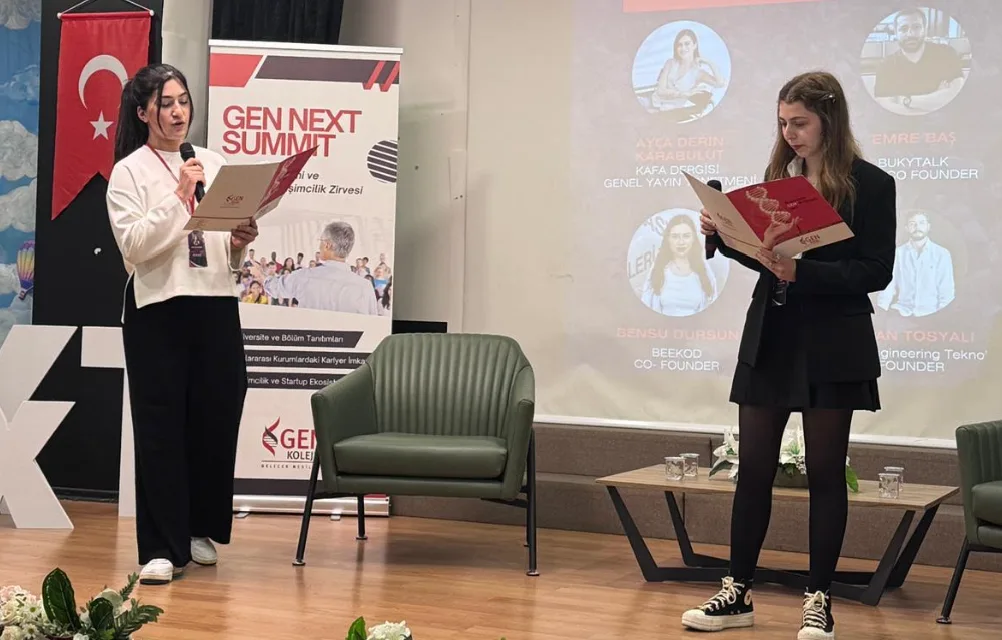 GEN NEXT Kariyer Gelişimi ve Yenilikçi Girişimcilik Zirvesi’nde sunum yapan GEN Koleji lise öğrencileri